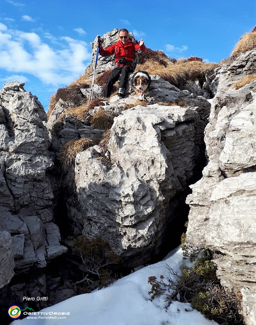 74 Scendiamo alla Baita Caduta passando su roccette.jpg